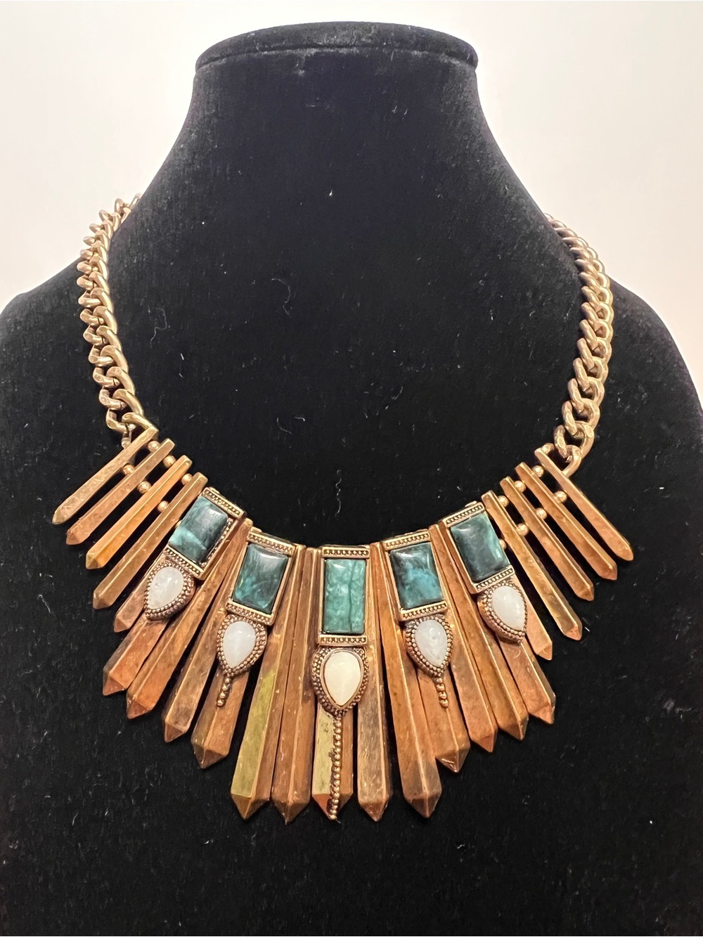 Vintage Gold-Tone Necklace gemstones - Picture 3 of 7